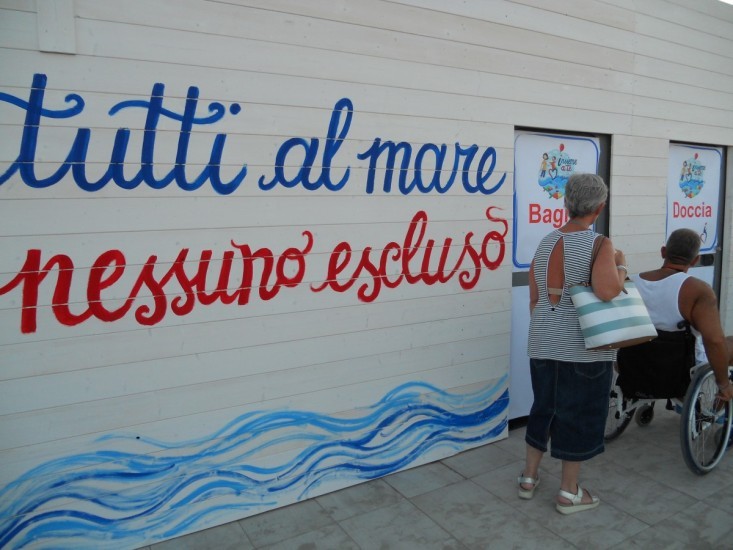 La terza spiaggia accessibile alle persone con disabilità in Italia, la prima in Emilia Romagna. Punta Marina Terme, lunedì 30 luglio 2018  Dal 1 al 30 agosto, a Punta Marina (RA) sarà operativa la spiaggia accessibile alle persone con disabilità che potranno godersi un bagno in mare con ausili per l'accesso in acqua.  Il progetto "In spiaggia insieme a te" è promossa dall'Associazione "Insieme a Te".  Contatti per prenotare www.insiemeate.org https://www.facebook.com/associazioneinsiemeate/