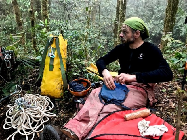 A cosa penso? A quanto si stava comodi appena tre settimane fa vagabondando per abissi nella foresta del Cerro Rabon, in Sierra Mazateca. Di grotte nuove se ne trovavano a mucchi, da mangiare non mancava, la cioccolata portata dagli amici Svizzeri non saremmo mai riusciti a finirla, di corde ne avevamo per legare la montagna, il tetto alla Rat House l'avevamo finito, la foresta in confronto a certi postacci sembrava Villa Borghese: niente zanzare ne sanguisughe o zecche, giusto qualche pulce, serpenti li dovevi cercare con il lanternino. Praticamente il giardino dell'Eden prima della Caduta. Almeno un altro paio di mesi di stagione 'secca' più o meno, vabbè diciamo altri due mesi prima dell'arrivo della stagione degli Uragani. Con i locali un buon rapporto di non belligeranza, ma chi ce l'ha fatto fare di lasciare cotanta pace? Boh...