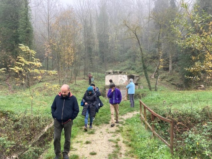 Laboratorio letterario. I calanchi della Romagna Faentina. ***Sabato 20 e domenica 21 novembre. Narrazioni tra storia e immaginazione: PROGETTO CALANCHI. Museo Carlo Zauli e molti altri luoghi del territorio. Nella foto: visita alle antiche Terme di San Cristoforo.