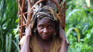 Foto: donna Baka (Congo) © Fiore Longo / Survival
