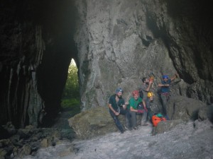 All'ombra del traforo fossile lungo il fiume Sungai Aouk