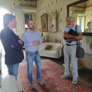 Foto di Giulia Callegari a Villa Fiaschi con il Sindaco al centro e il proprietario Gianni Ottoboni.