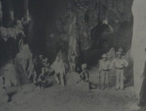 La grotta dell'Hatoe Patola vicino al villaggio di Kasieh_Seram_Wele Telu Batai_Indonesia_1920 circa. La grotta dell'Hatoe Patola vicino al villaggio di Kasieh_Seram_Wele Telu Batai_Indonesia_1920 circa.