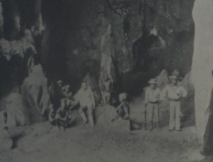 La grotta dell'Hatoe Patola vicino al villaggio di Kasieh_Seram_Wele Telu Batai_Indonesia_1920 circa.