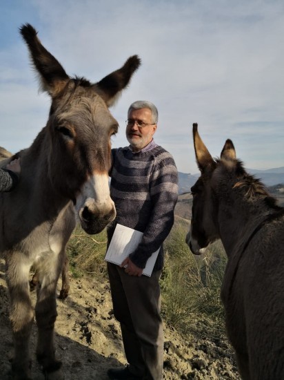 Al Corso di Dinamica "Animatore di Eventi e Servizi Innovativi per la promozione di un Turismo Responsabile e Sostenibile", tre giorni fa, abbiamo incontrato Giovanni ed Eleonora de Il Pagliaio. Gli asini sono la loro vita e da un asino è partita la loro storia.  Andateli a trovare e ad ascoltare su da Sarsina e lasciatevi suggestionare da un paesaggio che vi farà sentire al centro del mondo...