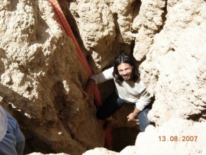 Andrea Benassi in una grotta in Marocco