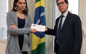 Una delegazione di Survival ha consegnato una lettera per il Presidente Bolsonaro al Console Generale del Brasile a Milano. © Survival International