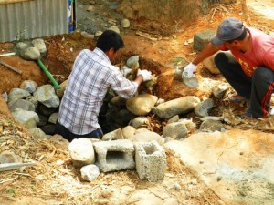 In poco tempo alcuni uomini del villaggio hanno terminato la fossa biologica del bagnetto del campo, in realtà si va alla fontana pubblica o al fiume a fare il bagno.