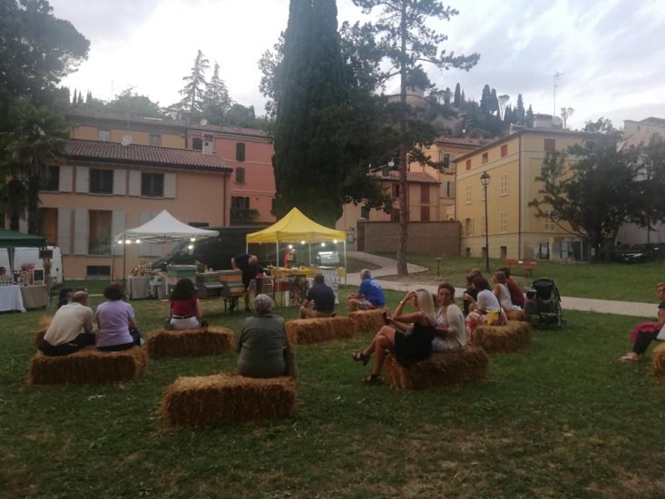 Sabato abbiamo voluto dare il nostro sostegno alla bella iniziativa di Gionata Venzi e Max Fabbri del mercatino degli agricoltori del brisighellese, che vuole attrarre il turista, anche della riviera adriatica, alla conoscenza dei prodotti eccellenti del territorio. ***Bel clima accogliente e gran lavoro di squadra con una formula di degustazioni e conoscenza dei prodotti di grande impatto relazionale. ***Il momento della smielatura è stato poi il 🔝 della giornata!