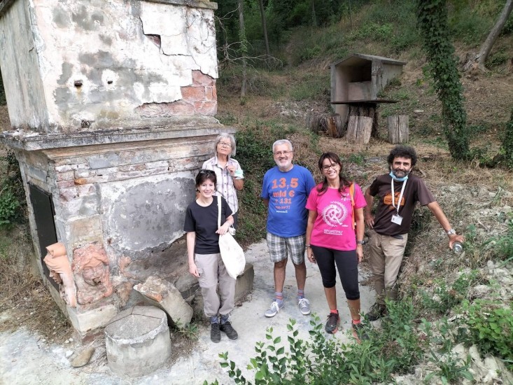 Ieri passeggiata per i sentieri da Castel Raniero alla valle del rio di San Cristoforo dove sta la mitica fonte terapeutica meta di soggiorno dei faentini fino agli anni '70 del secolo scorso.  ***Potrebbe essere di nuovo un punto turistico ripristinando quei luoghi?  ***Si potrebbe un giorno rimettere la fermata della ferrovia Faenza-Firenze o Treno di Dante?  ***Oppure rimettere il trasporto elettrico che collegava il capolinea davanti al Duomo di Faenza con San Cristoforo di inizi del '900, che oggi si è trasformato in Green Go Bus?