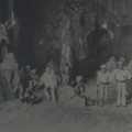 La grotta dell'Hatoe Patola vicino al villaggio di Kasieh_Seram_Wele Telu Batai_Indonesia_1920 circa. La grotta dell'Hatoe Patola vicino al villaggio di Kasieh_Seram_Wele Telu Batai_Indonesia_1920 circa.