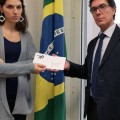 Una delegazione di Survival ha consegnato una lettera per il Presidente Bolsonaro al Console Generale del Brasile a Milano. © Survival International Una delegazione di Survival ha consegnato una lettera per il Presidente Bolsonaro al Console Generale del Brasile a Milano. © Survival International