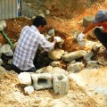 In poco tempo alcuni uomini del villaggio hanno terminato la fossa biologica del bagnetto del campo, in realtà si va alla fontana pubblica o al fiume a fare il bagno. In poco tempo alcuni uomini del villaggio hanno terminato la fossa biologica del bagnetto del campo, in realtà si va alla fontana pubblica o al fiume a fare il bagno.